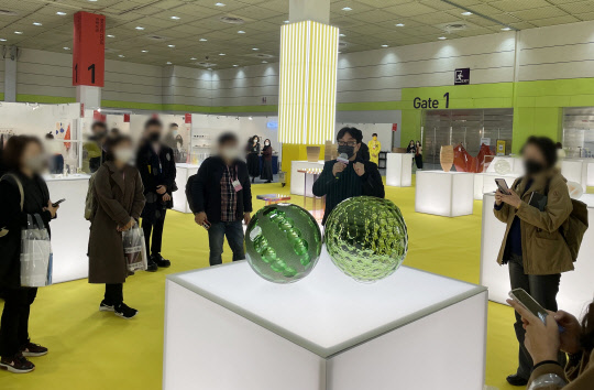 정구호 총감독이 '2021 공예트렌드페어' 주제관에서 작품 설명을 하고 있다. 디지털타임스 DB